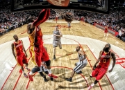 九游娱乐官方网站-当圣西罗的绿茵遇见美航中心的弧线，一个错误关键词如何照亮体育之夜的本质