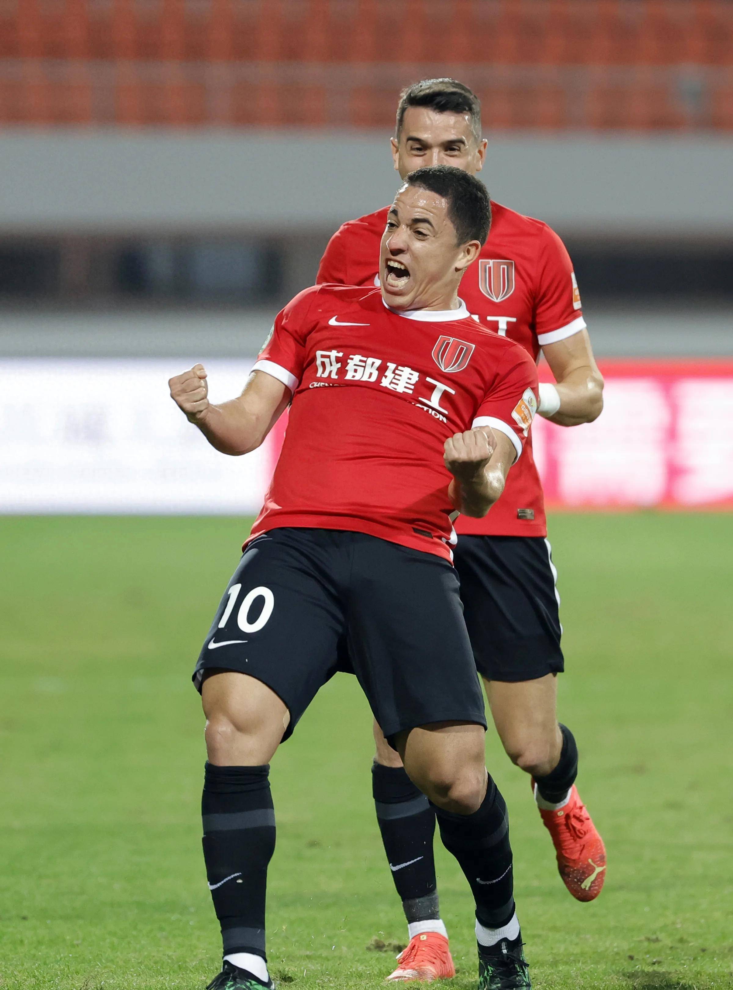 包含青岛海牛坚持拼搏，冲击胜利保级赛事的词条