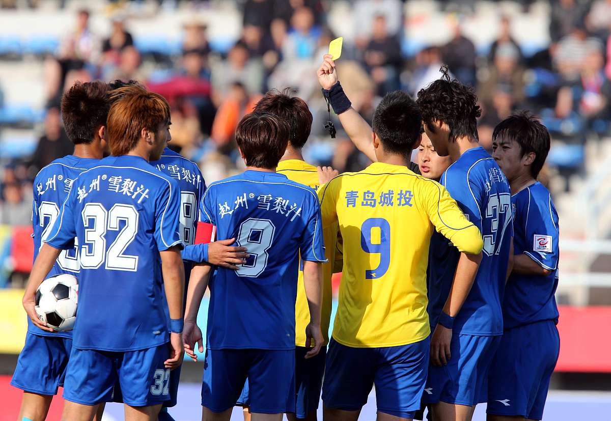 包含青岛海牛坚持拼搏，冲击胜利保级赛事的词条