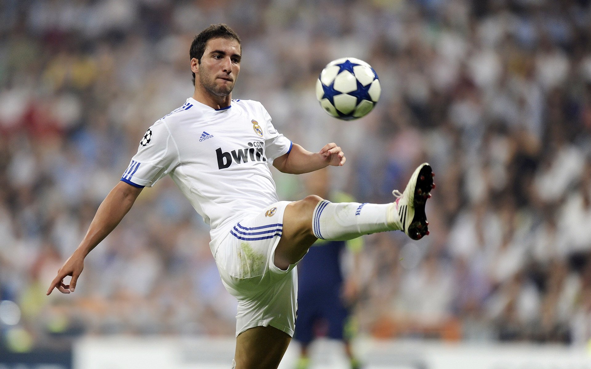 末节风暴!拜仁三剑封喉红牛,卡马文加转换艺术定乾坤